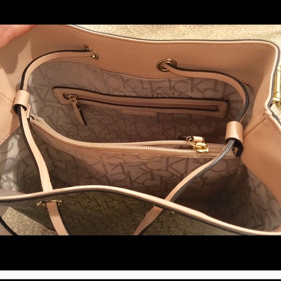 ❤️SOLD❤️CALVIN KLEIN DRAWSTRING CONVERTIBLE BAG - Picture 6 of 8